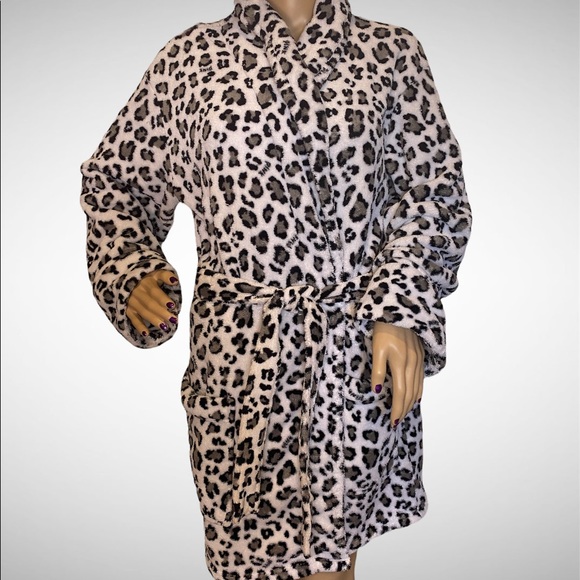 PINK Victoria's Secret Other - PINK Victoria's Secret Plush Cozy Fuzzy Animal Print Robe Size Medium/Large VGC
